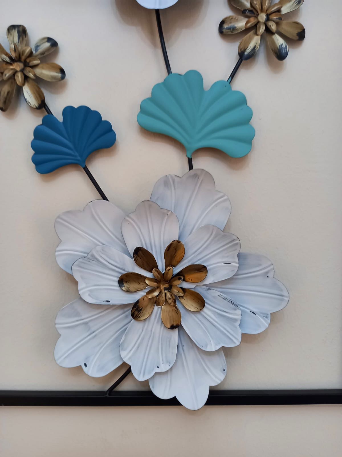 FLOWER WALL FRAME FOR YOUR HOME AND OFFICES,THE SPARKLING 3D EFFECT MAKES IT A PERFECT PIECE TO BEAUTIFY YOUR SPACE.IT IS SO ELEGANT