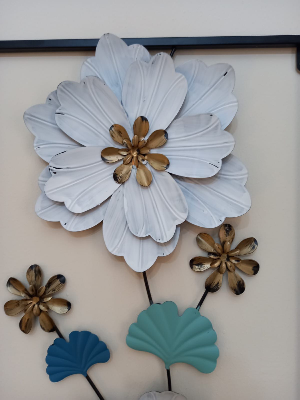 FLOWER WALL FRAME FOR YOUR HOME AND OFFICES,THE SPARKLING 3D EFFECT MAKES IT A PERFECT PIECE TO BEAUTIFY YOUR SPACE.IT IS SO ELEGANT